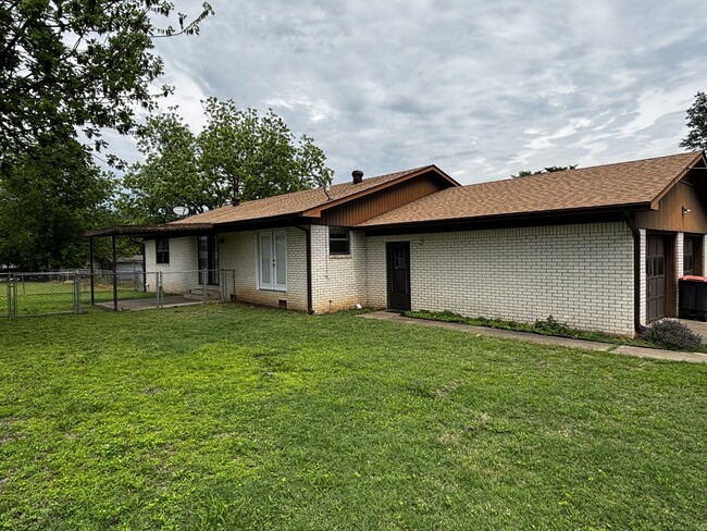Building Photo - 307 N 5th St