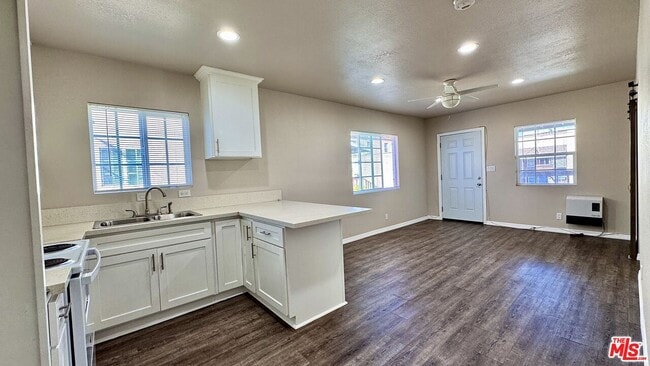 Building Photo - 6117 1/2 S Victoria Ave