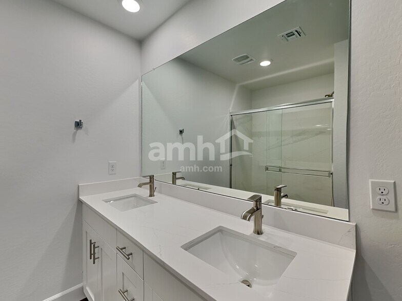 Building Photo - 17157 W Lawrence Ln