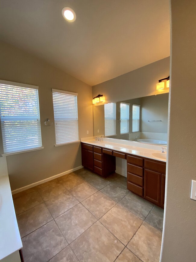 Building Photo - 1001 La Paloma St