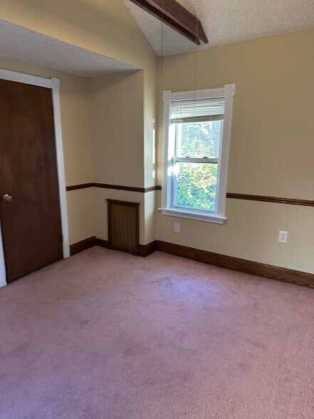 Building Photo - 529 Brook St