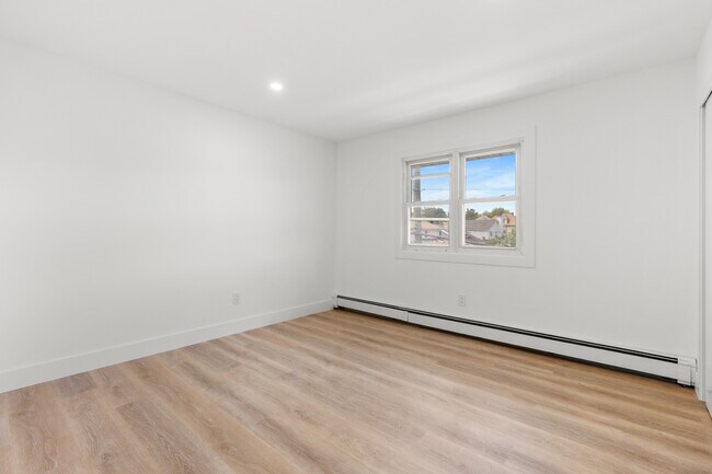Building Photo - 302 E Harriet Ave