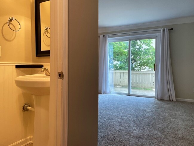 Building Photo - 2575 Olde Hill Ct N