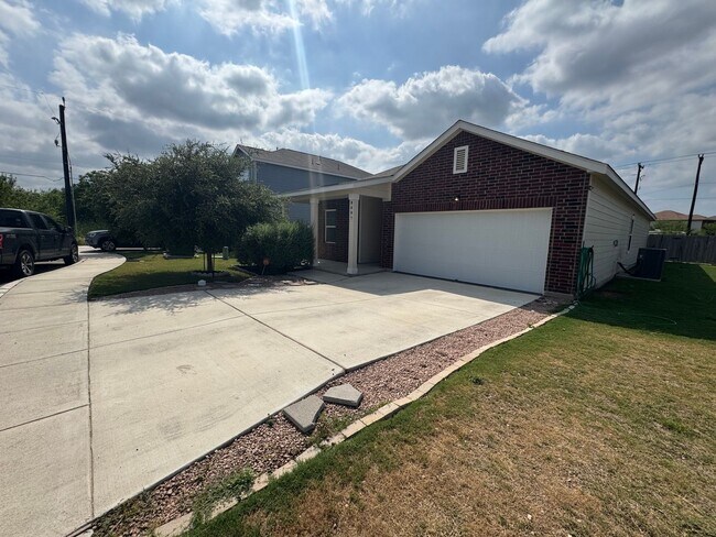 Building Photo - Spacious 4 Bedroom 3 Full Bath home in the...