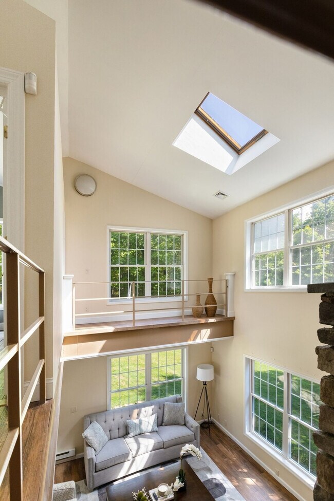 Building Photo - 338 Clove Rd