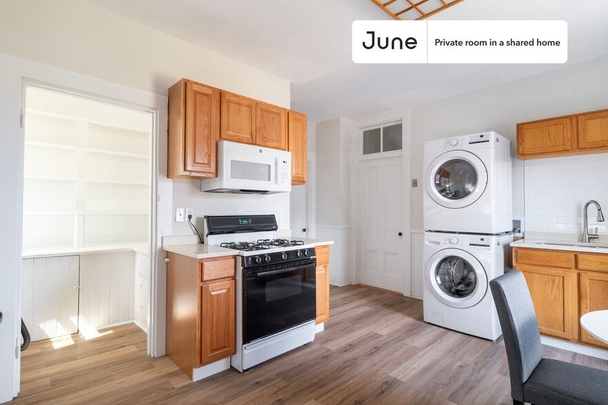 Building Photo - Private bedroom in 3 bed/1 bath Home