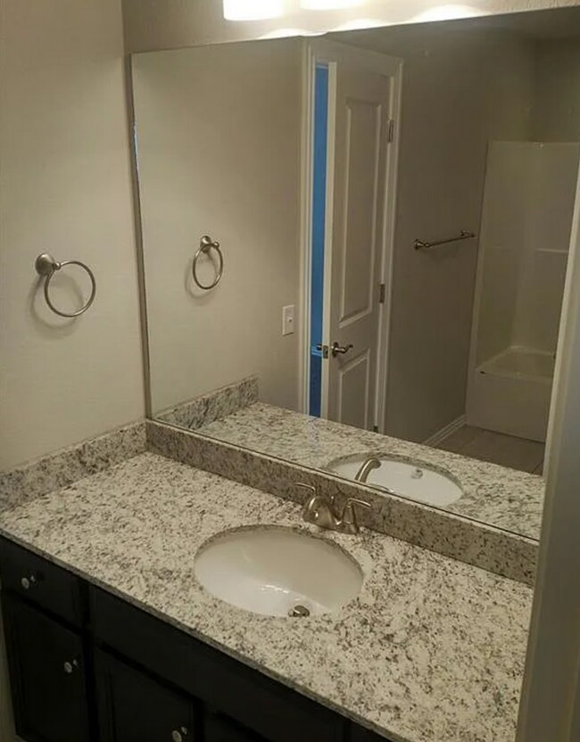 Building Photo - 3 Bedroom Townhome for Lease Rogers, AR! *...