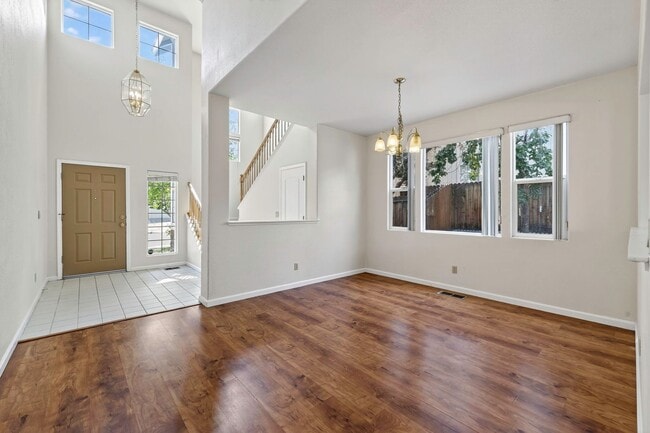 Building Photo - 5 Bedroom Home Close to UNR!