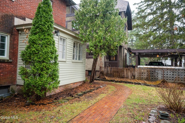 Building Photo - 1347 Union St