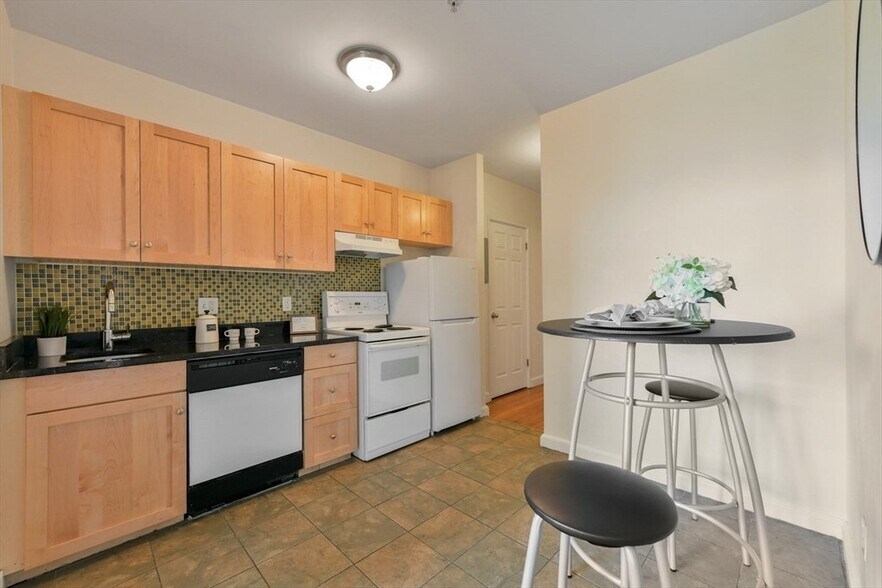 Building Photo - 483 Beacon St