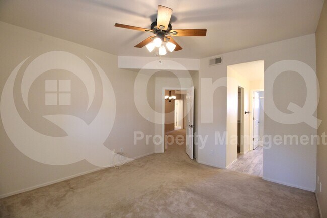 Building Photo - 8653 E Royal Palm Rd