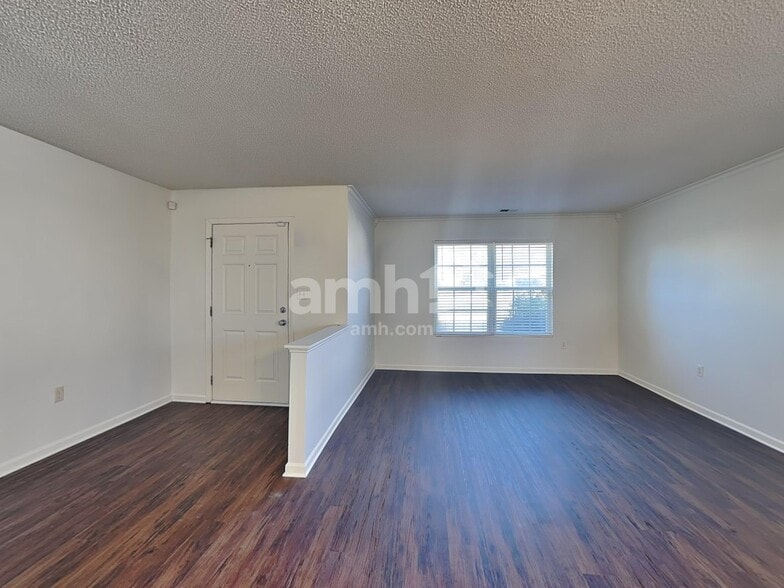 Building Photo - 2410 Highland Park Dr
