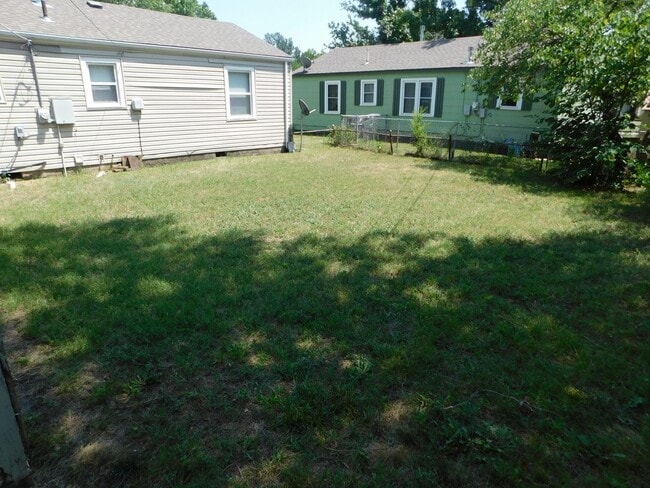Building Photo - Nice 2-bedroom, 1-bathroom home located in...