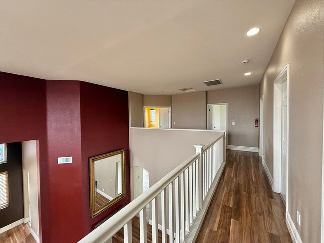 Building Photo - Large Hollister Home