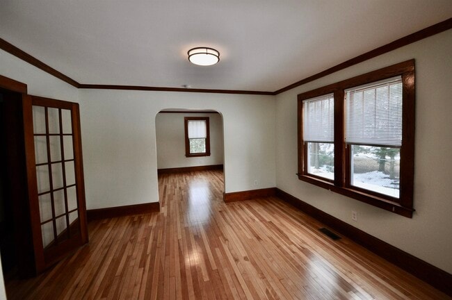 Building Photo - 376 Main St