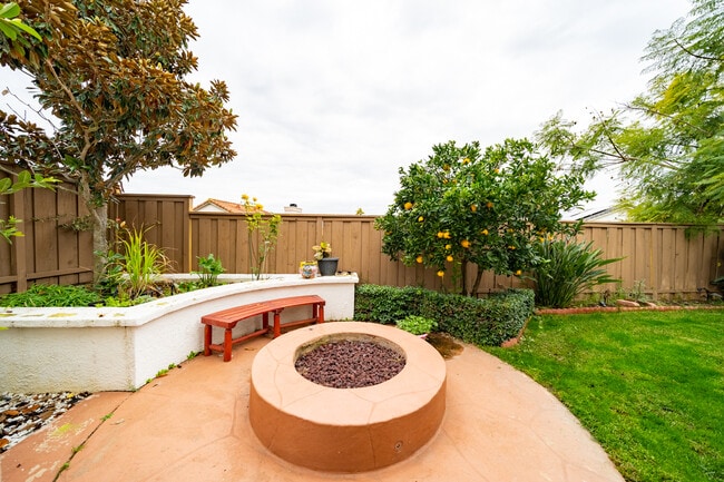 Building Photo - 6655 Hollycrest Ct
