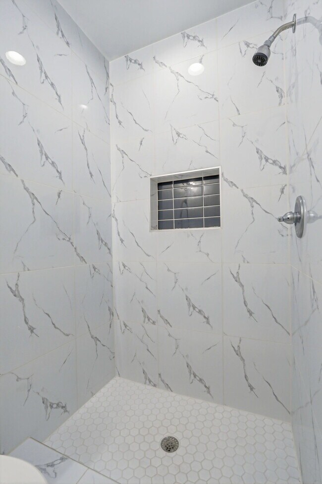 Building Photo - 3 bed 2 bath house with a studio