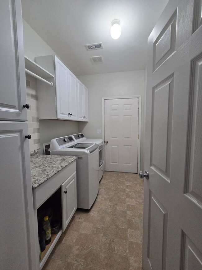 Building Photo - Amazing 4 bed/3 bath home