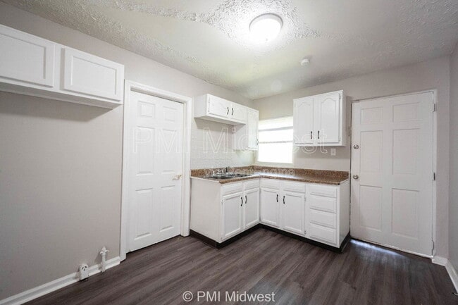 Building Photo - 524 W 23rd St