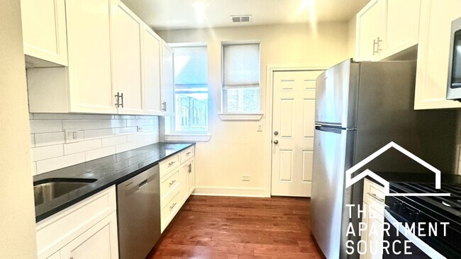 Primary Photo - 1159 W Lunt Ave