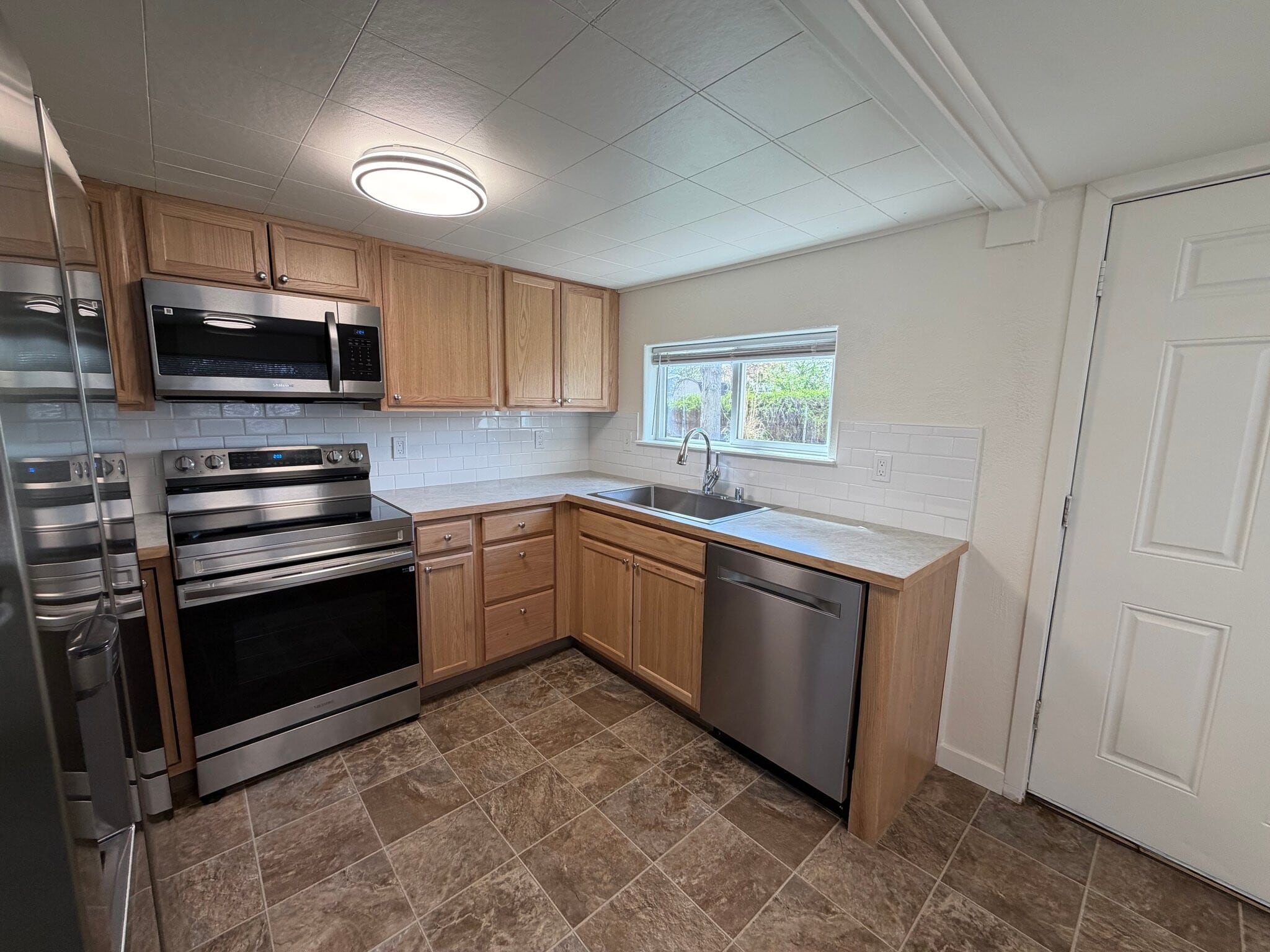 Building Photo - 919 Snow