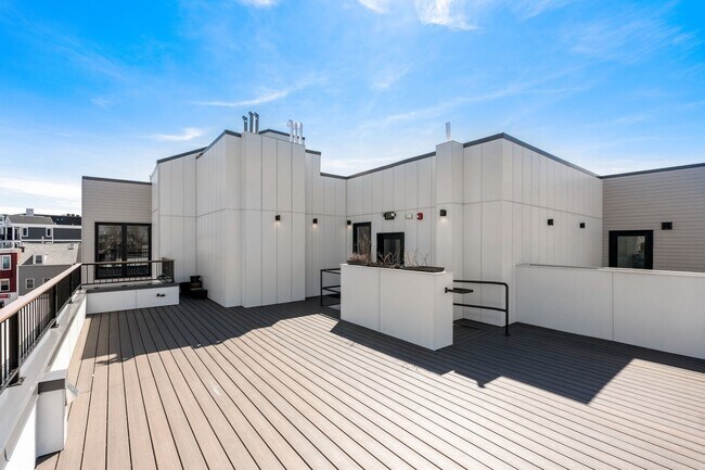 Building Photo - 277 Border St
