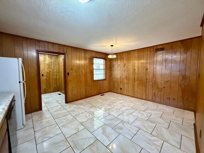 Building Photo - 4 Bedroom/1.5 Bathroom Home in Paragould AR - $1,275/month