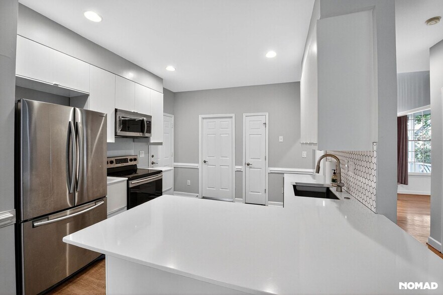Building Photo - 8006 Crenshaw Ln