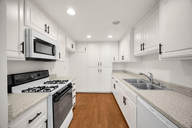 Building Photo - Newly updated 3 bed / 1.5 bath townhome in the desirable Sherwood Village