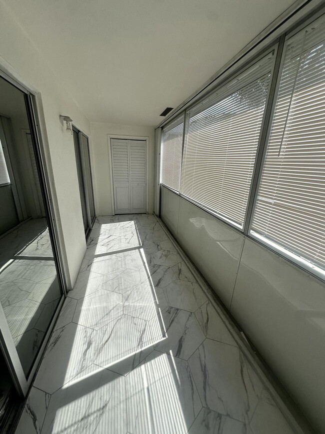 Building Photo - 2440 Lake Osborne Dr