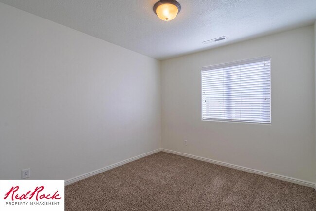 Building Photo - DOG-FRIENDLY 3 Bedroom Townhome with INTERNET INCLUDED!
