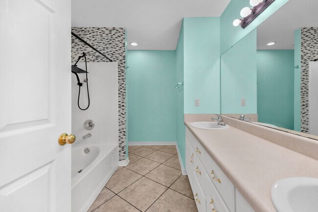 Building Photo - Spacious 3/2 w/Electricity Included Availa...