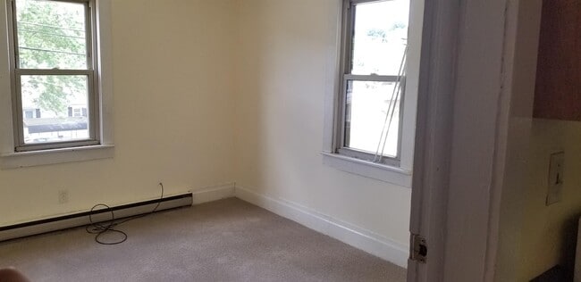 Building Photo - 615 W Main St