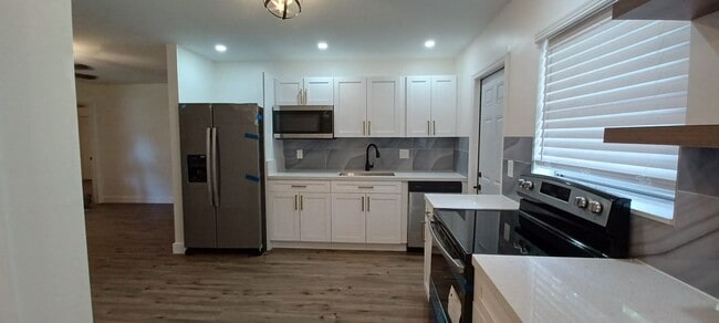 Building Photo - Stylish Fort Lauderdale 3/2 with Stainless...