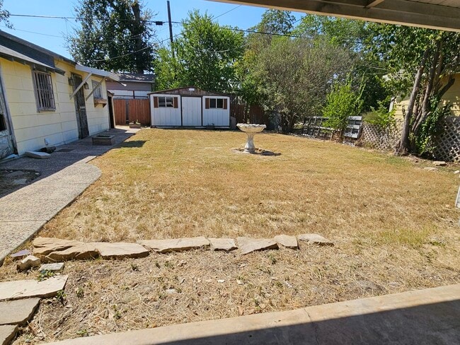 Building Photo - 3214 W Travis St