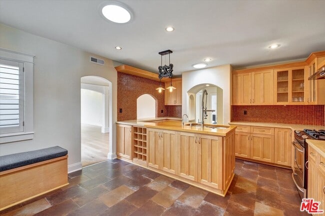 Building Photo - 135 N Gower St