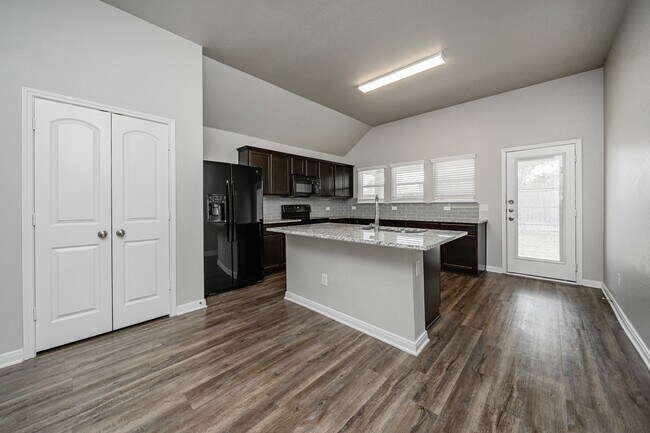 Building Photo - 623 Hollyhock Dr