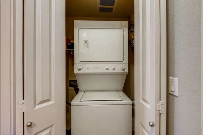 Building Photo - SPACIOUS 1-BEDROOM APARTMENT FOR RENT IN DOWNTOWN BALLARD!