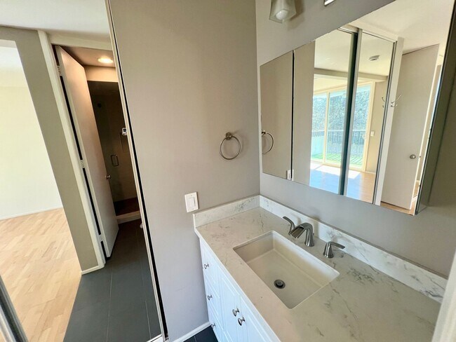 Building Photo - 2 Bed / 2 Bath Condo with Panoramic Ocean ...