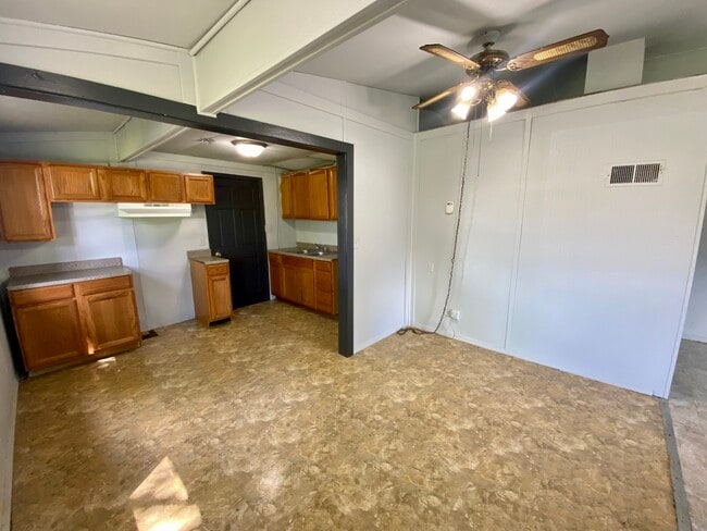 Building Photo - 619 Plum St