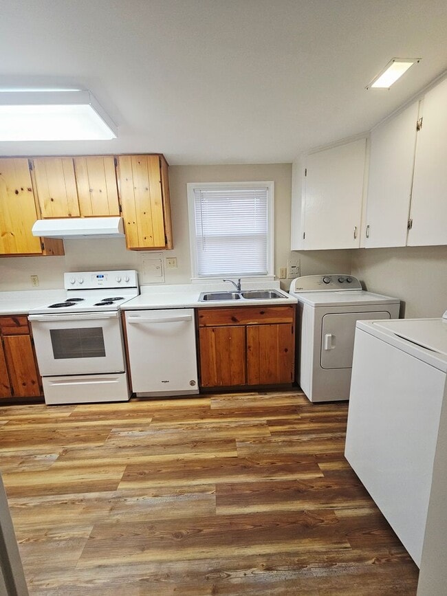 Building Photo - 3 BED | 1 BATH | SINGLE GARAGE | WEST RAPID