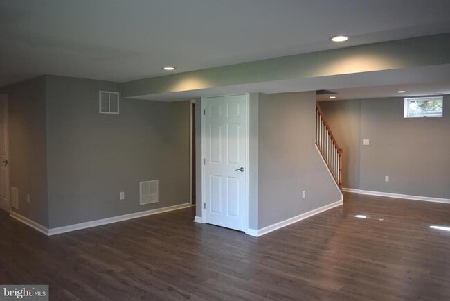 Building Photo - 2174 E Greenleaf Dr