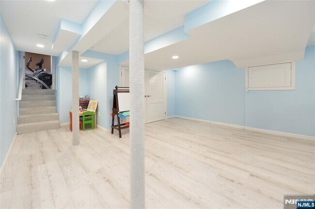 Building Photo - 40-10 Terhune Pl