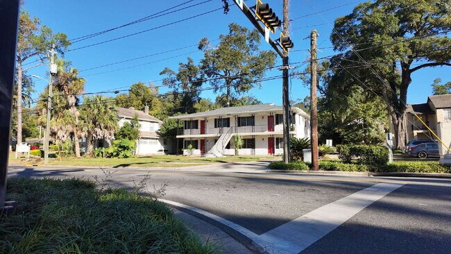 Building Photo - Newly Renovated 2 BR/1BA Luxury Apartment Home