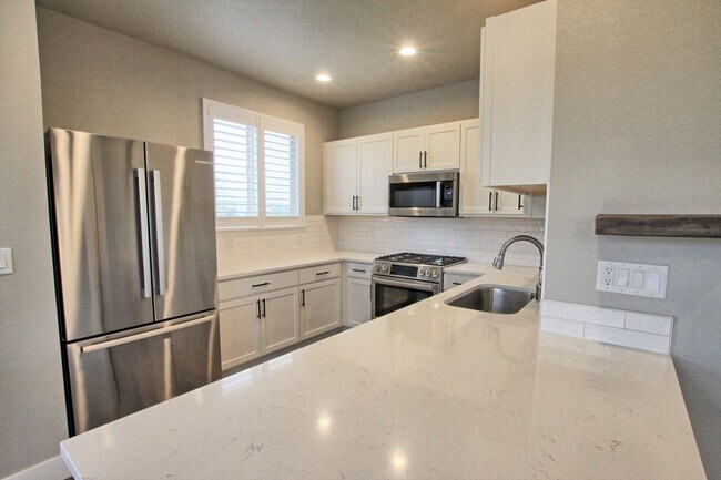 Building Photo - Newer 2 bed 2.5 bath Castle Rock townhome.