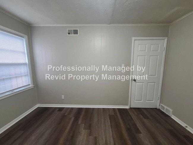 Building Photo - 744 Lester St