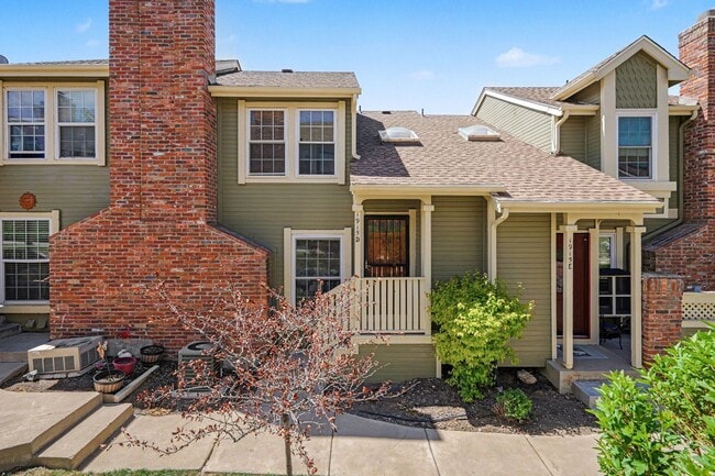 Building Photo - Conveniently Located 3BR/2 Bath Townhome
