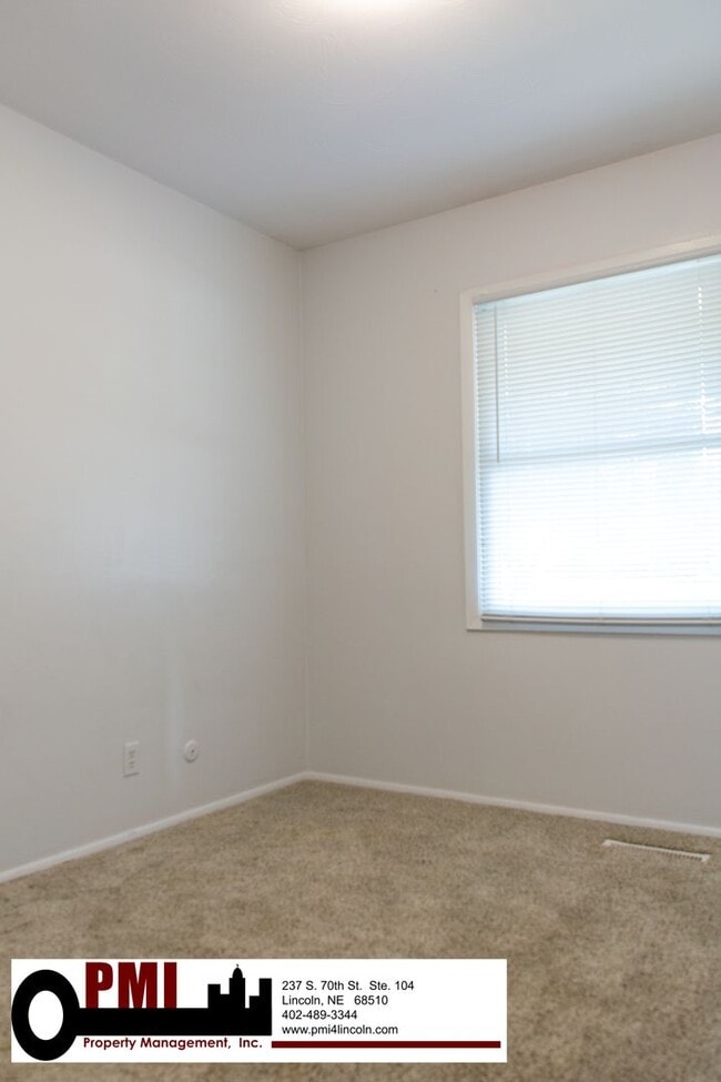 Building Photo - 8030 N Hazelwood Dr