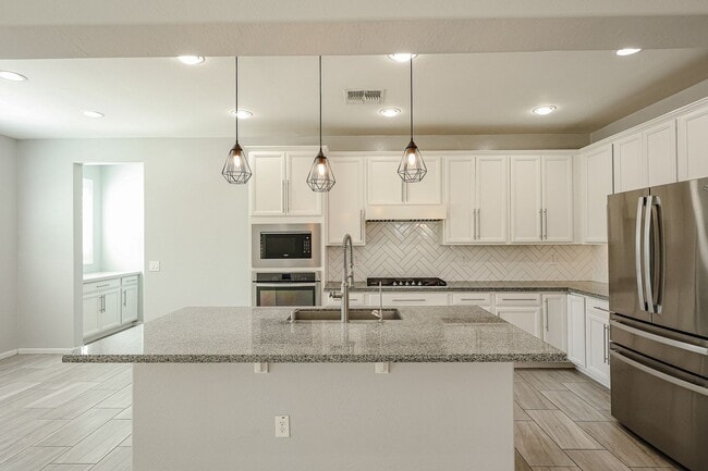 Building Photo - Beautiful 5bedrooms-2Baths Modern Style Home!