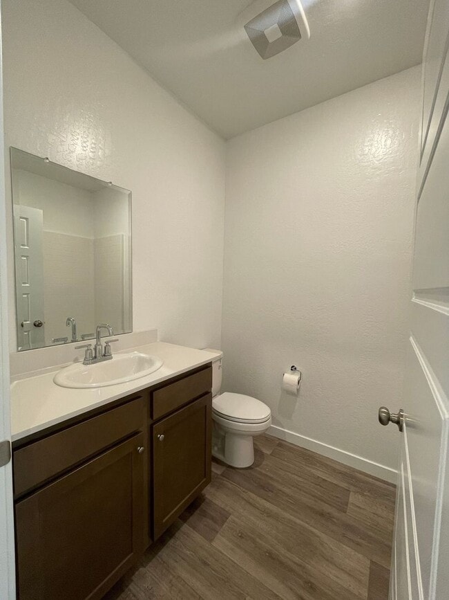 Building Photo - Modern Luxury Living in Madera!